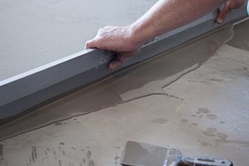 Проверка ровности стяжки и укладка подложки с низким сопротивлением теплу